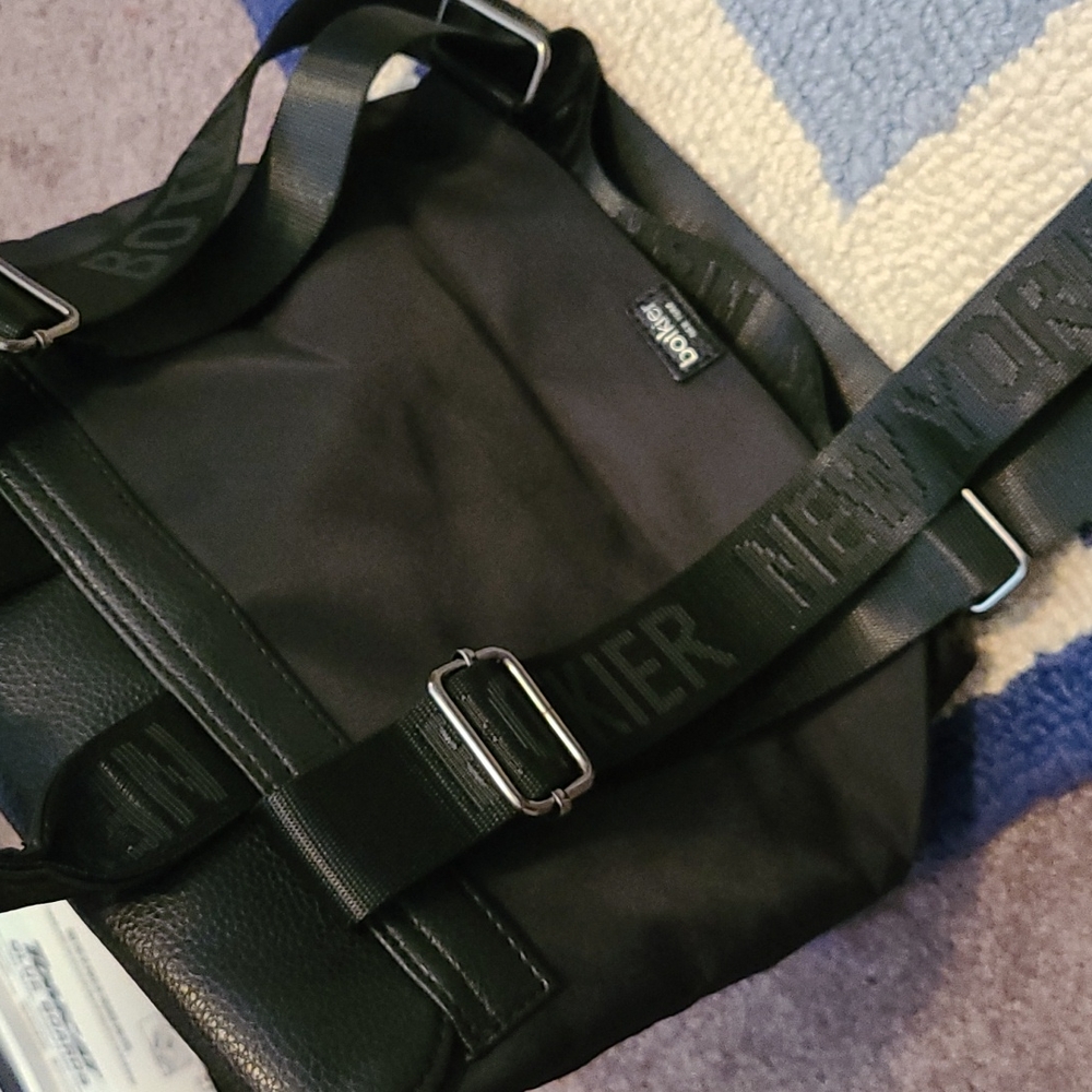 Black back pack - Picture 2 of 3